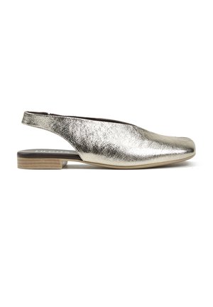 Metaliczny srebrny płaski but ze szpilką na niskim drewnianym obcasie i zamkniętym, spiczastym noskiem, widoczny z boku na białym tle.
