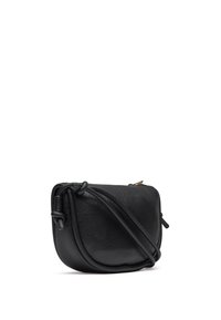 Svart lädercrossbody-väska med rundad form och texturerad yta. Har en lång rem och dragkedjestängning upptill.