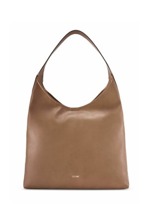 Brązowa skórzana torba na ramię z jedną szeroką paskiem i subtelnym logo marki umieszczonym centralnie bliżej dolnej części przodu.