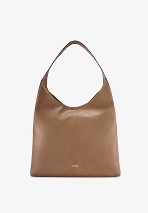 Brązowa skórzana torba na ramię z jedną szeroką paskiem i subtelnym logo marki umieszczonym centralnie bliżej dolnej części przodu.