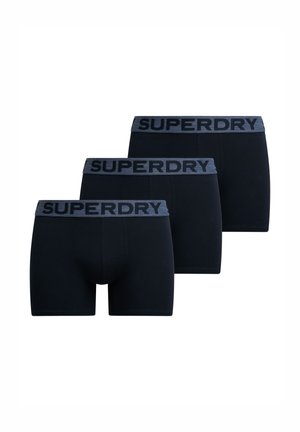 Tre par sorte boxer-shorts med en grå elastisk talje, der har teksten "SUPERDRY" i sort. Blødt stof og tætsiddende design.