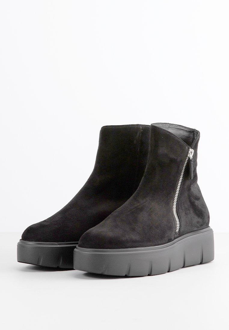 Stivali alla caviglia in suede nero con una superficie liscia, dotati di una cerniera laterale e di una suola a pianta spessa nera. Design semplice con minimi dettagli.