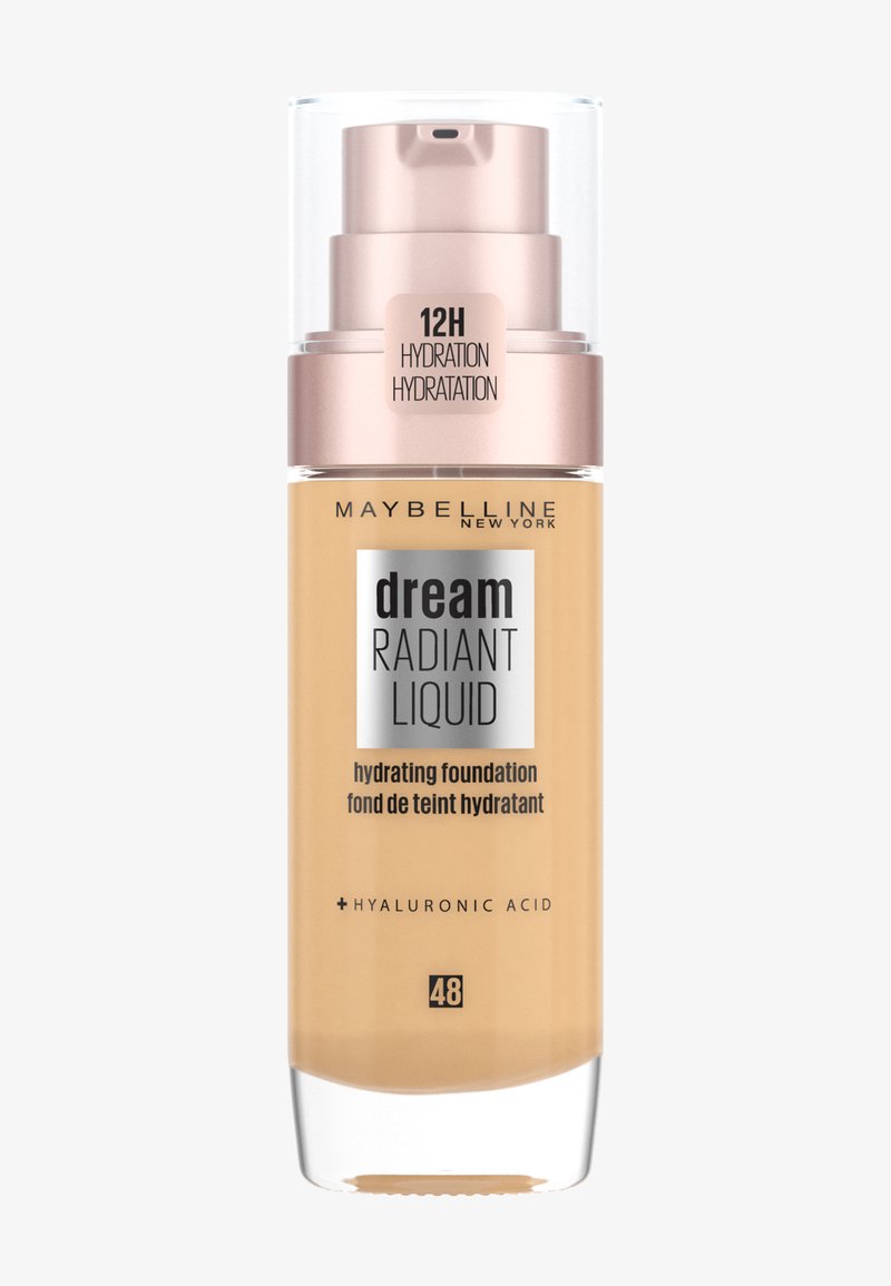 Vloeibare foundation in een heldere fles met een gehamerde basis. Inclusief een pompdispenser. Labeldetails over hydratatie en bevat hyaluronzuur.