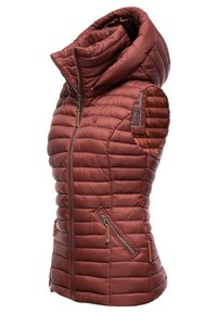 Gilet en duvet de couleur rouille avec un col haut, fermeture éclair sur le devant et poches latérales. Texture matelassée avec des motifs horizontaux. Matériau léger.