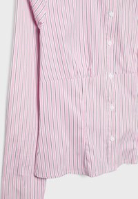 Różowo-biała koszula w pionowe paski z długimi rękawami, zapinana na guziki z przodu, z delikatnym marszczeniem w talii.