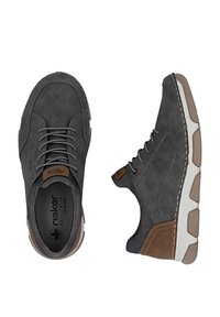 Chaussures en daim gris avec une tige texturée, ornées d'accents en cuir marron, de perforations, et d'une semelle blanche rembourrée. Les lacets sont gris.