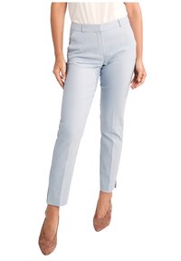 Jasnoniebieskie dopasowane spodnie o slim fit, z płaskim przodem, bocznymi kieszeniami i delikatnymi zakładkami, wykonane z gładkiego materiału.