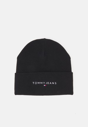 Gorro de punto negro con un dobladillo, que presenta el texto bordado en blanco "TOMMYJEANS" y un pequeño acento de logo en rojo, blanco y azul.