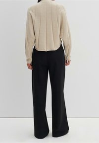 someday. Stickad tröja - beige