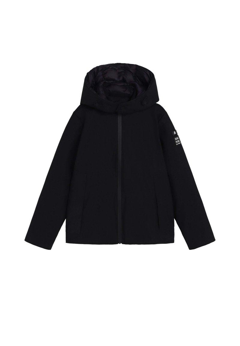 Chaqueta con capucha negra, cierre frontal, dos bolsillos laterales y un forro interior brillante. Presenta un detalle de logo minimalista en la manga.