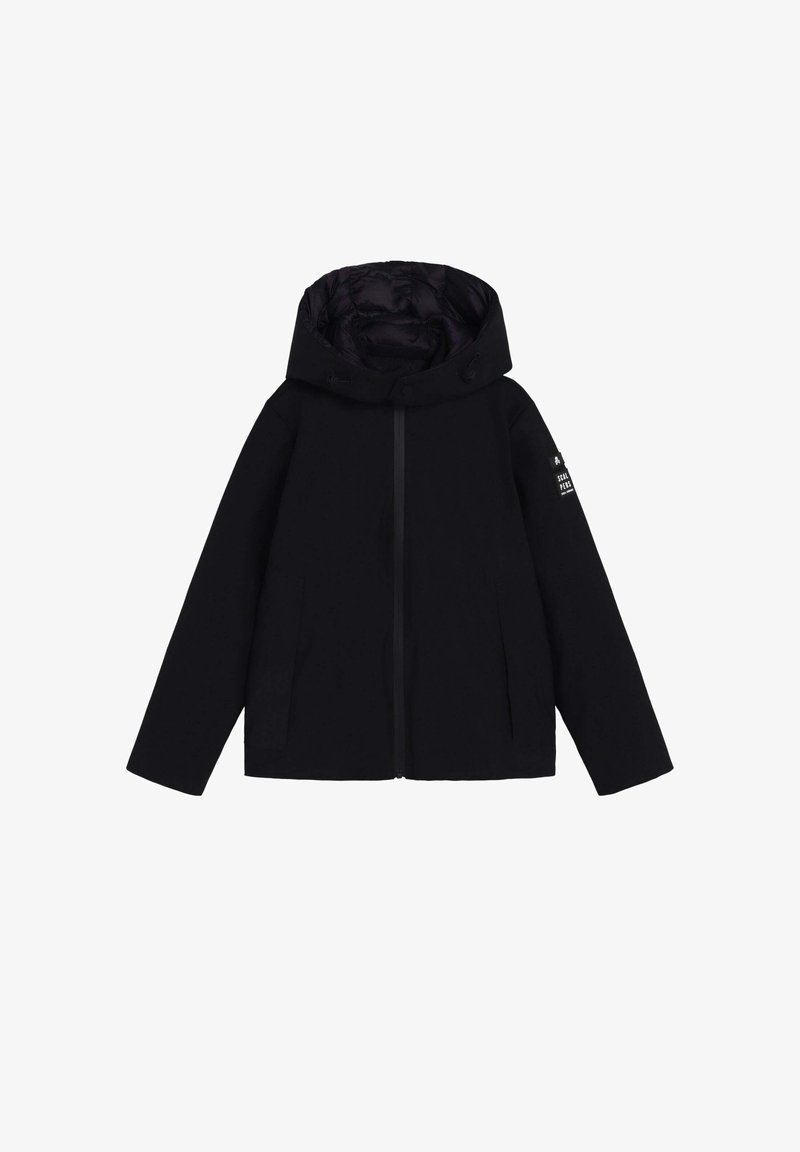 Veste noire à capuche avec fermeture éclair à l'avant, deux poches latérales et une doublure intérieure brillante. Présente un détail de logo minimal sur la manche.