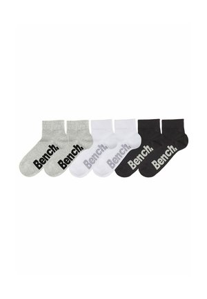 Sechs Paar Knöchelsocken in Grau, Weiß und Schwarz, jeweils mit dem Schriftzug „Bench.“ an der Seite in kontrastierenden Farben.