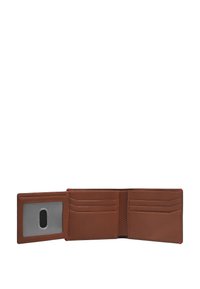 Portefeuille en cuir marron avec plusieurs emplacements pour cartes, une fenêtre transparente pour une pièce d'identité et des accents de couture rouge. Texture lisse, design pliant.