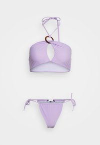 Conjunto de biquíni roxo com um top estilo bralette com recorte e detalhe circular, e parte de baixo ajustável com cordões laterais, em um tecido liso e elástico.