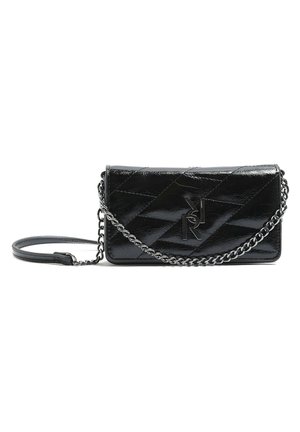 Kleine schwarze gesteppte Crossbody-Tasche aus lackiertem Leder mit silberner Kettenriemen und silbernem Logo auf der Vorderklappe.