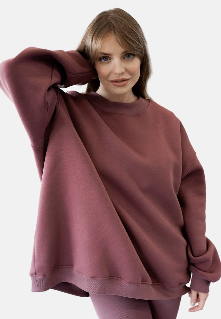 Przesadny bordowy sweatshirt z długimi rękawami i okrągłym dekoltem, wykonany z miękkiego materiału. Posiada luźny krój i gładką teksturę.