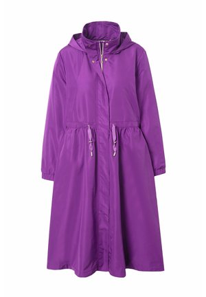Imperméable violet avec capuche, taille à cordon de serrage, manches longues et design long. Fabriqué en matériau lisse et léger.