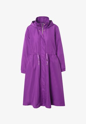 Lila Regenjacke mit Kapuze, Kordelzug in der Taille, langen Ärmeln und langem Schnitt. Hergestellt aus glattem, leichtem Material.