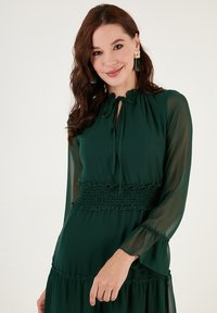 LELA REGULAR FIT - Juhlamekko - emerald