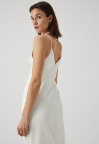 Abercrombie & Fitch COWL NECK MIDI DRESS - Koktailové šaty/večierkové šaty - snow white