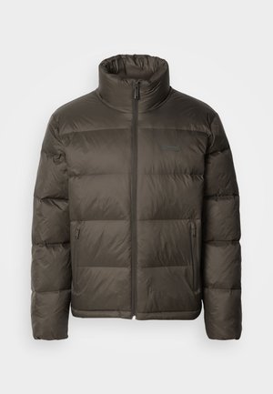 Tumši olīvu zaļš pūkains mētelis ar augstu apkakli, ar rāvējslēdzēju priekšā un šuvju sadaļām. Ietver sānu kabatas un zīmola birku uz krūtīm.