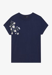 Mørkeblå bomull T-skjorte med korte ermer og blomsterbroderi i hvitt og grønt på venstre skulder.