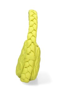 Borsa a tracolla in pelle gialla intrecciata con manico intrecciato, forma compatta, superficie testurizzata e una tracolla laterale.