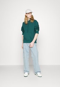 Carhartt WIP HOODED CHASE - Jersey con capucha - botanic/gold