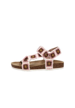 Sandalia plana con suela de corcho y tiras de tela de ganchillo en rosa, marrón y blanco con cierres ajustables.