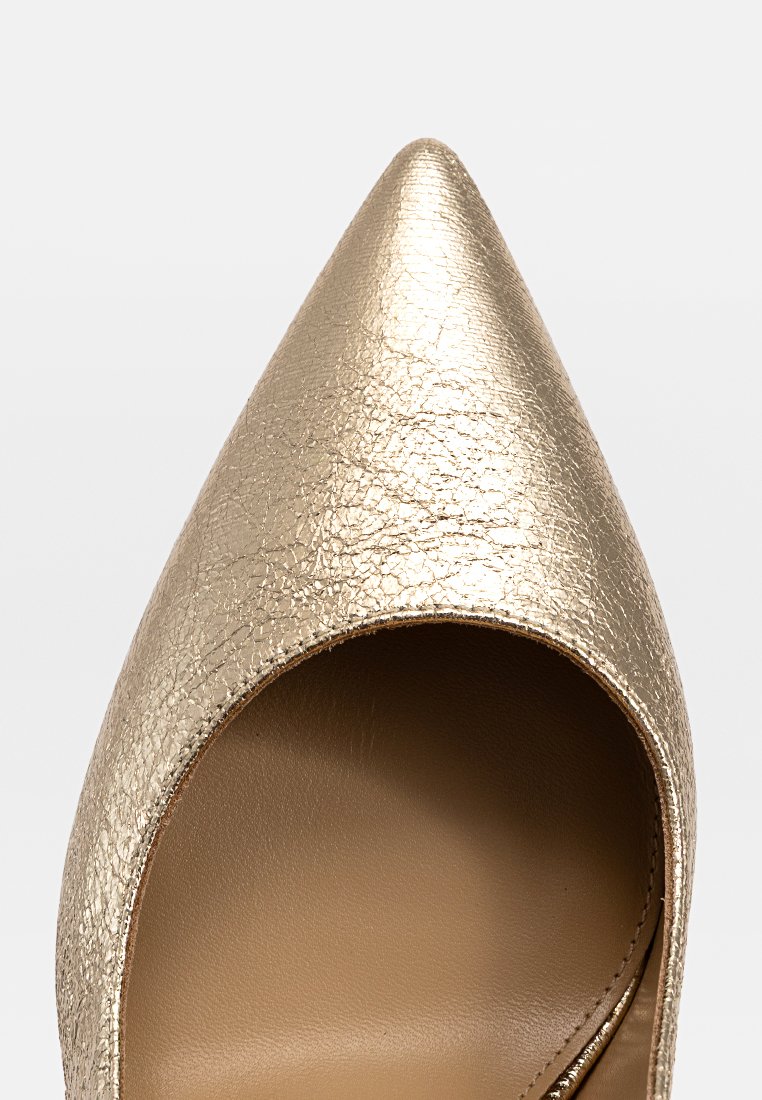Scarpa con tacco alto in pelle dorata e texture, con punta affilata e design aperto, dotata di interno beige.