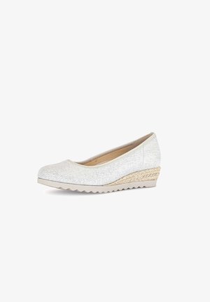 Licht zilverkleurige sleehak met textuur, voorzien van een beige geweven hieldetail en een licht geribbelde zool, zijaanzicht op een witte achtergrond.