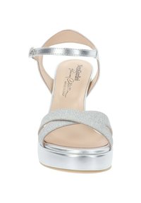 Sandali con tacco alto argentati caratterizzati da un design a fascia incrociata glitterata, punta aperta, cinturino alla caviglia regolabile e suola piattaforma metallica.