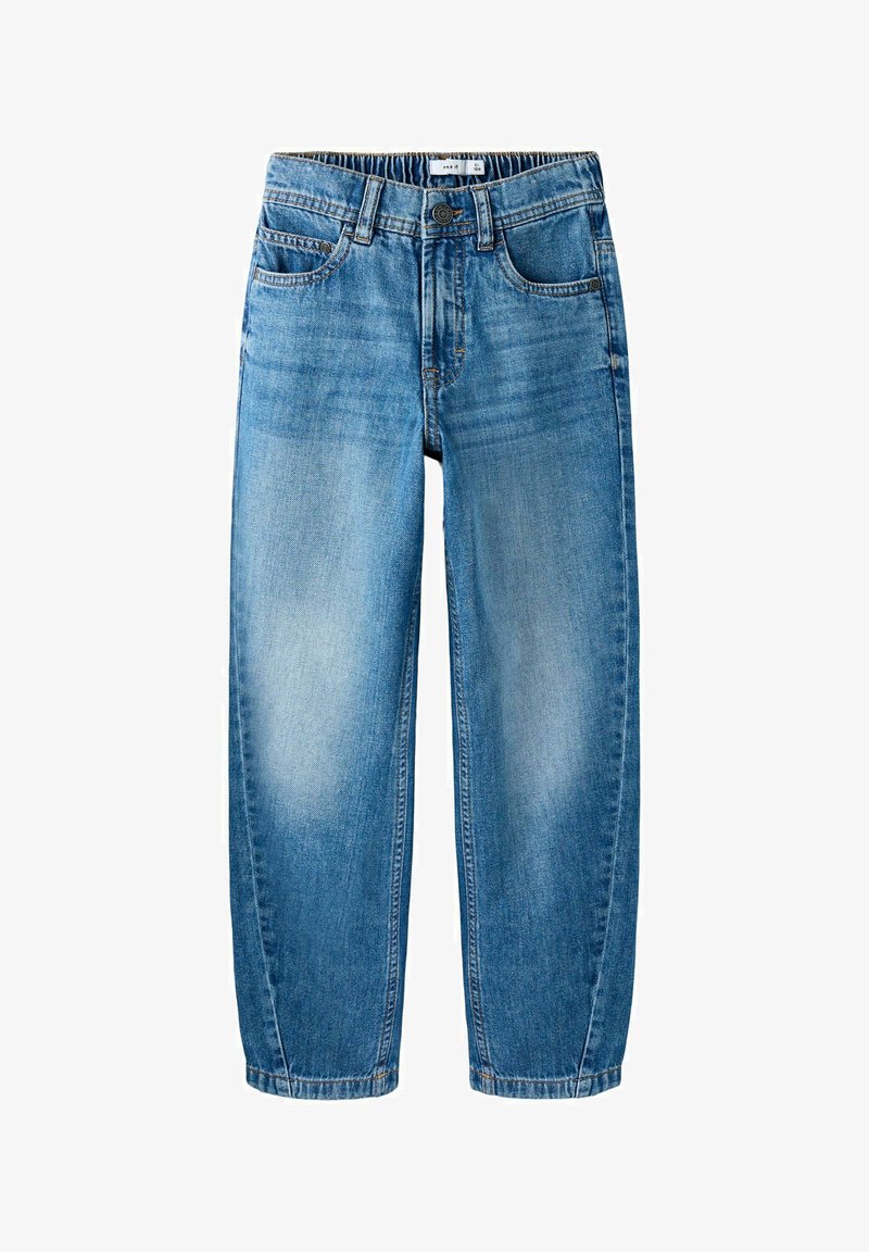 Jean en denim bleu à taille élastique avec bouton à l'avant, passants pour ceinture et zones décolorées sur les cuisses et les genoux, conçu pour les enfants.