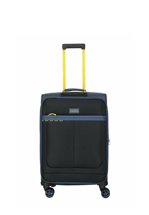 Maleta blanda negra con detalles en azul marino y amarillo, cuatro ruedas giratorias y un asa telescópica amarilla extendida.