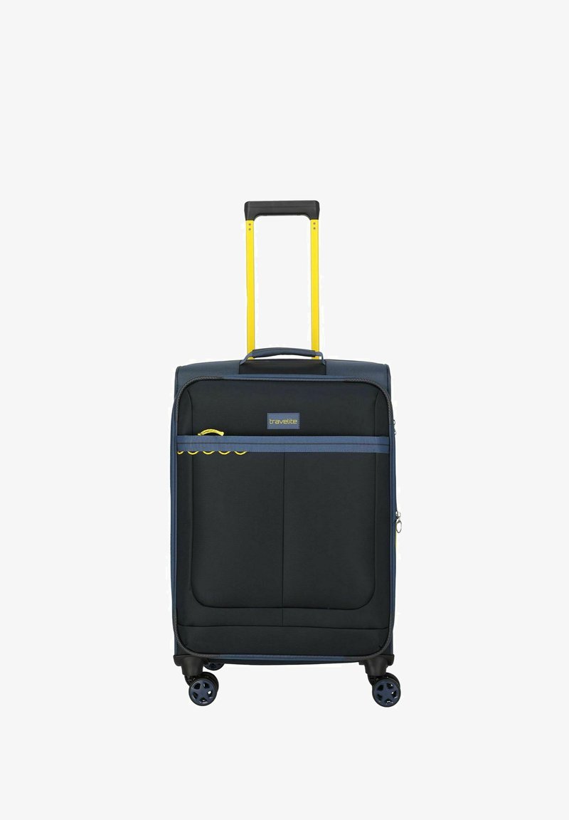Valise souple noire avec accents bleu marine et jaune, quatre roues pivotantes et poignée télescopique jaune déployée.