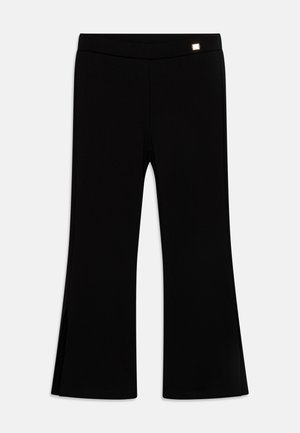 Μαύρο φαρδύ παντελόνι από ελαστικό ύφασμα, με πλάγιες σχισμές, λείο ελαστικό μέσο και μια μικρή μεταλλική λεπτομέρεια στο μπροστινό μέρος.