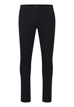 Pantalones ajustados de color azul oscuro, confeccionados con un tejido suave y tejido. Cuentan con una cintura estándar, bolsillos delanteros y un cierre de un solo botón.