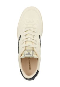 Sneaker color crema con dettagli neri, stringhe annodate, perforazioni vicino alla punta e marchio "Flamingos Life" sulla soletta e sull'etichetta della linguetta.