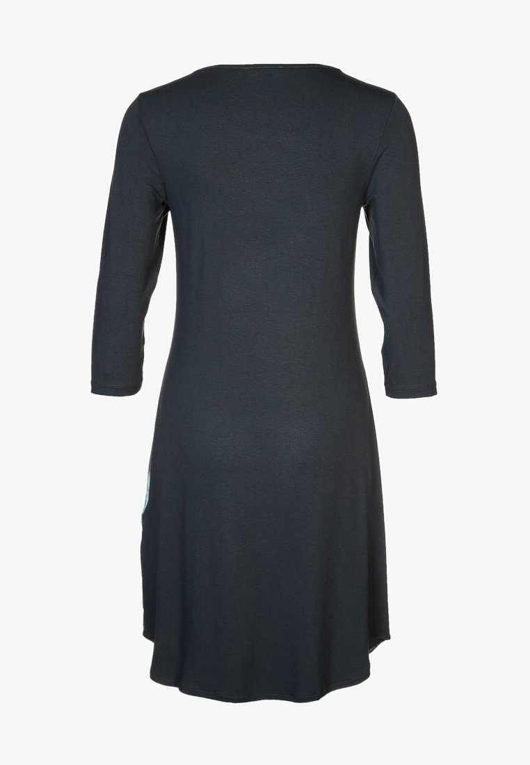 Robe gris foncé longueur genou à manches trois-quarts, ajustée en haut et légèrement évasée à l'ourlet, vue de dos.