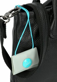 Bolso de mano de cuero negro con un acabado texturizado, presenta un cierre de plata y una etiqueta de color azul claro con un logotipo, unida con un cordón a juego.