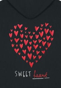 Felpa nera con cappuccio caratterizzata da un grande design a forma di cuore composto da vari cuori rossi, con la scritta "SWEET" in bianco e "heart" in rosso sottostante.