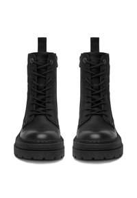 Fekete bőrbő ankle csizma texturált felülettel, kerek orral, fűzős elülső résszel és tartós fekete talppal. Hátul húzószalag a könnyű felhúzás érdekében.