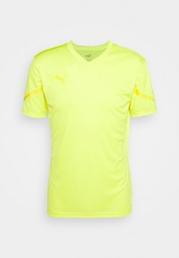 Maglietta sportiva Puma di colore giallo brillante, maniche corte, design a V con dettagli in tonalità simile e logo sul lato sinistro del petto e sulla manica. Tessuto morbido al tatto.