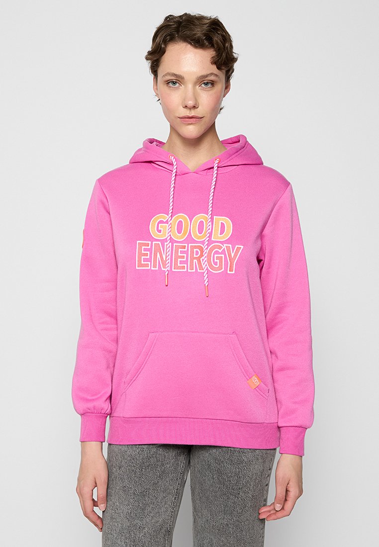 Rosa Kapuzenpullover aus weichem Stoff, mit einer Kängurutasche, kontrastierenden Zugbänder und dem Text "GOOD ENERGY" in Weiß und Gelb.
