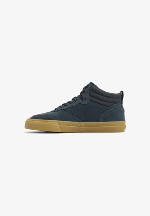 Zapatillas altas de ante azul marino con suela de goma, que cuentan con un cuello acolchado, cordones planos y un acabado texturizado en la parte superior.
