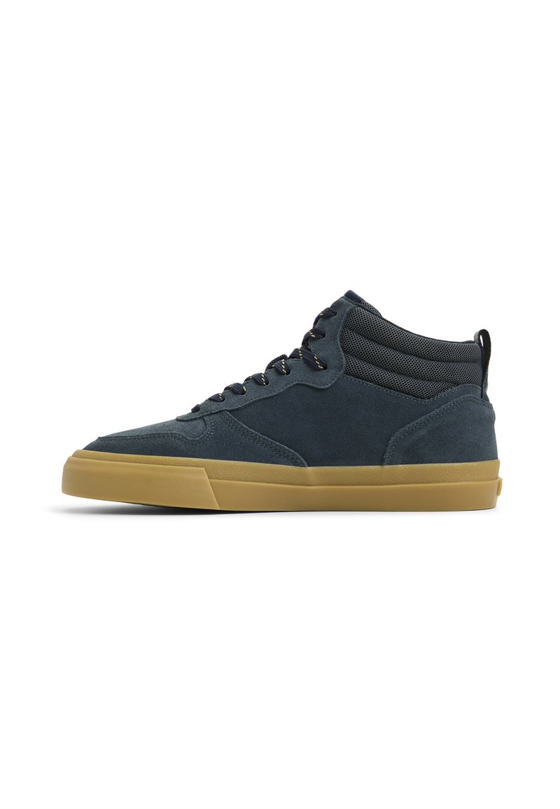 Des baskets montantes en daim bleu marine avec une semelle en gomme, dotées d'un collier rembourré, de lacets plats et d'une finition texturée sur le dessus.