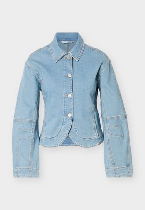 Veste en denim bleu clair à manches longues, boutons argentés sur le devant, et ourlet incurvé sur fond blanc.