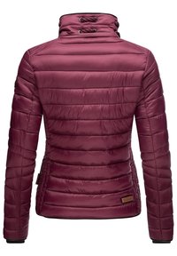 Bordo puffer jakna sa visokim ovratnikom, horizontalnim šavovima i teksturiranim završetkom. Uključuje detalje s navlačenjem i brandiranu oznaku.