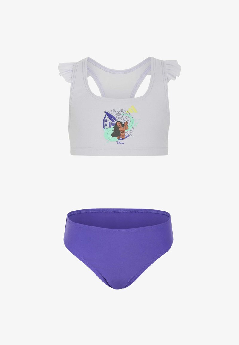 Crop top blanc avec motif Disney Moana et manches à volants, associé à un bas de bikini violet uni.