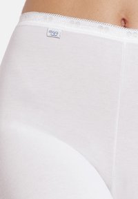 Witte katoenen hipsteronderbroekjes met een delicate kanten afwerking en een klein logo-label. Glad oppervlak en aansluitende pasvorm zonder zichtbare naden.